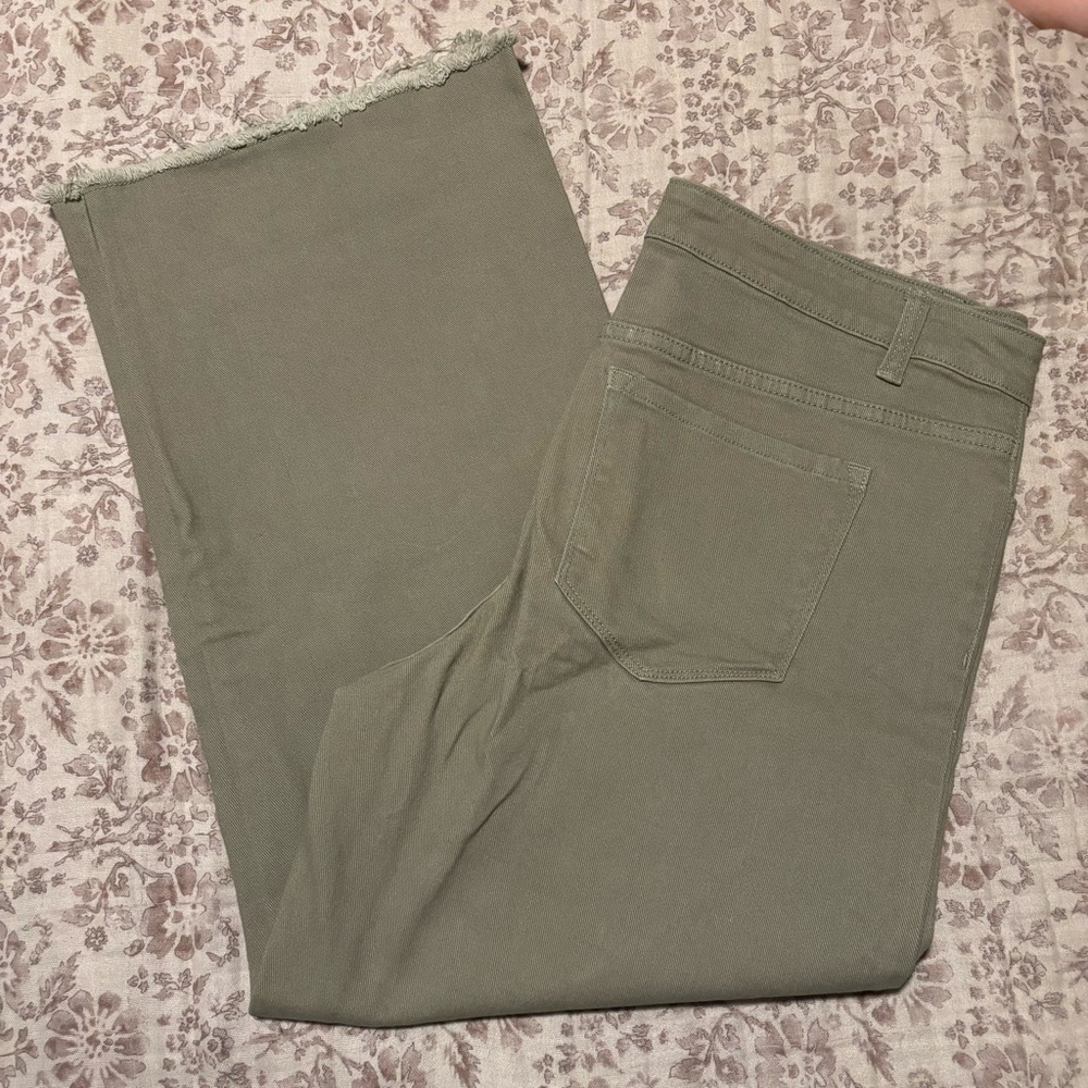 Women's Cropped Jeans in Olive Green